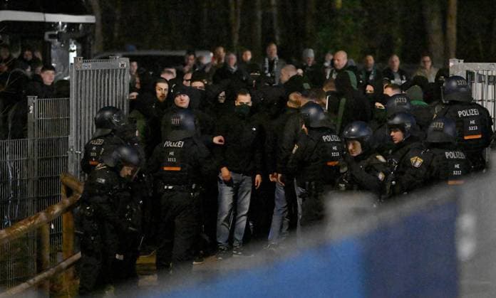 30.11.2024, xfux, Fussball 2.Bundesliga, SV Darmstadt 98 - Preussen Münster, emspor, v.l. Fans bzw. Ultras von Preußen Münster stürmen von den stürmen stuermen nach Spiel von Parkplatz für Gästefans in Richtung des Waldes. Die Polizei kann einen Teil der Fans auf den Parkplatz zurückdrängen. Danach kommt es zu Auseinandersetzung mit der Polizei, welche letztendlich die Fans auf den Parkplatz zurückdrängen kann. Offensichtlich weil ausreichend Polizeikräfte fehlen und aufgrund der Kälte, dürfen die Fans trotz Ausschreitungen ohne Kontrolle die Heimfahrt antreten. Fans, Fan, Fanblock, Stimmung, Schal, Schals, Fahne, Fahnen, Emotion vom SC Preußen Münster Preussen Muenster Gewalt, Randale, Ausschreitungen, Schlaegerrei, Verlezte, Polizei, Fan, Fans, Ultras, Hooligans, BFE, Hunderschaft, Vermummung, Maskierung, Krawall, Fanauschreitungen, Krawalle, Platzsturm, Schlägerei, Security, Sicherheitsdienst (DFL DFB REGULATIONS PROHIBIT ANY USE OF PHOTOGRAPHS as IMAGE SEQUENCES and or QUASI-VIDEO. Eine Lizenzierung des Lichtbildwerkes an und oder durch den SV Darmstadt 1898 e.V. sowie Tochterunternehmen ist nicht gestattet. No release of or sale to SV Darmstadt 1898 e.V.)) Darmstadt