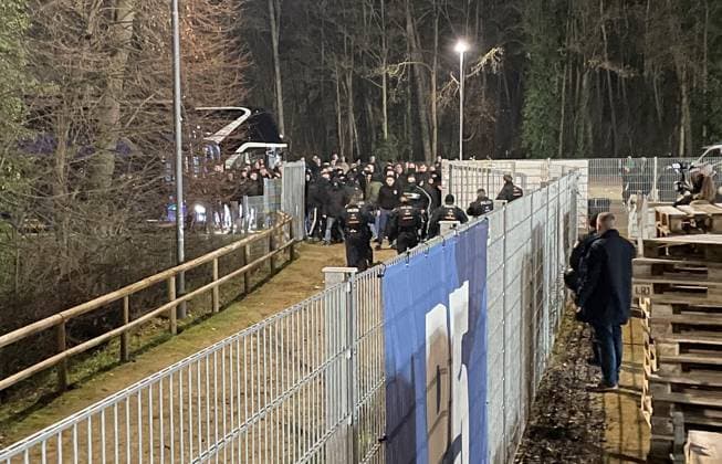 30.11.2024, xfux, Fussball 2.Bundesliga, SV Darmstadt 98 - Preussen Münster, emspor, v.l. Fans bzw. Ultras von Preußen Münster stürmen von den stürmen stuermen nach Spiel von Parkplatz für Gästefans in Richtung des Waldes. Die Polizei kann einen Teil der Fans auf den Parkplatz zurückdrängen. Danach kommt es zu Auseinandersetzung mit der Polizei, welche letztendlich die Fans auf den Parkplatz zurückdrängen kann. Offensichtlich weil ausreichend Polizeikräfte fehlen und aufgrund der Kälte, dürfen die Fans trotz Ausschreitungen ohne Kontrolle die Heimfahrt antreten. Fans, Fan, Fanblock, Stimmung, Schal, Schals, Fahne, Fahnen, Emotion vom SC Preußen Münster Preussen Muenster Gewalt, Randale, Ausschreitungen, Schlaegerrei, Verlezte, Polizei, Fan, Fans, Ultras, Hooligans, BFE, Hunderschaft, Vermummung, Maskierung, Krawall, Fanauschreitungen, Krawalle, Platzsturm, Schlägerei, Security, Sicherheitsdienst (DFL DFB REGULATIONS PROHIBIT ANY USE OF PHOTOGRAPHS as IMAGE SEQUENCES and or QUASI-VIDEO. Eine Lizenzierung des Lichtbildwerkes an und oder durch den SV Darmstadt 1898 e.V. sowie Tochterunternehmen ist nicht gestattet. No release of or sale to SV Darmstadt 1898 e.V.)) Darmstadt