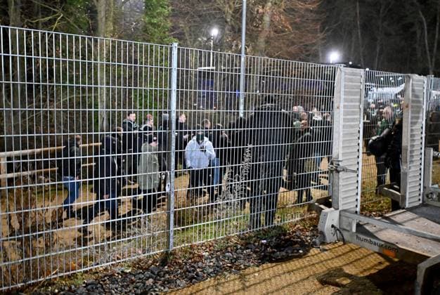 30.11.2024, xfux, Fussball 2.Bundesliga, SV Darmstadt 98 - Preussen Münster, emspor, v.l. Fans bzw. Ultras von Preußen Münster stürmen von den stürmen stuermen nach Spiel von Parkplatz für Gästefans in Richtung des Waldes. Die Polizei kann einen Teil der Fans auf den Parkplatz zurückdrängen. Danach kommt es zu Auseinandersetzung mit der Polizei, welche letztendlich die Fans auf den Parkplatz zurückdrängen kann. Offensichtlich weil ausreichend Polizeikräfte fehlen und aufgrund der Kälte, dürfen die Fans trotz Ausschreitungen ohne Kontrolle die Heimfahrt antreten. Fans, Fan, Fanblock, Stimmung, Schal, Schals, Fahne, Fahnen, Emotion vom SC Preußen Münster Preussen Muenster Gewalt, Randale, Ausschreitungen, Schlaegerrei, Verlezte, Polizei, Fan, Fans, Ultras, Hooligans, BFE, Hunderschaft, Vermummung, Maskierung, Krawall, Fanauschreitungen, Krawalle, Platzsturm, Schlägerei, Security, Sicherheitsdienst (DFL DFB REGULATIONS PROHIBIT ANY USE OF PHOTOGRAPHS as IMAGE SEQUENCES and or QUASI-VIDEO. Eine Lizenzierung des Lichtbildwerkes an und oder durch den SV Darmstadt 1898 e.V. sowie Tochterunternehmen ist nicht gestattet. No release of or sale to SV Darmstadt 1898 e.V.)) Darmstadt