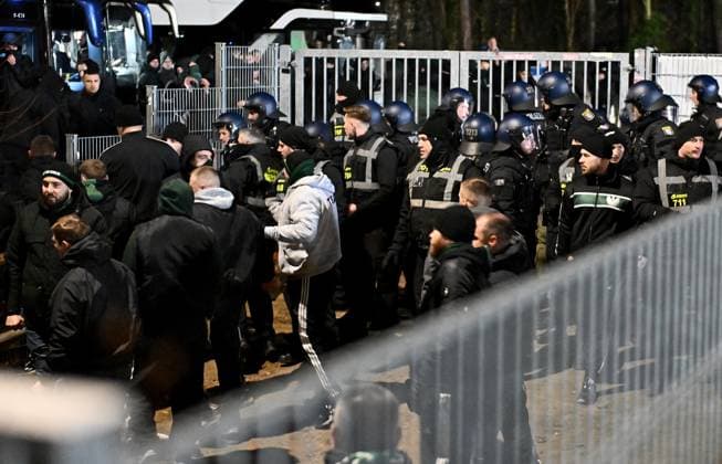 30.11.2024, xfux, Fussball 2.Bundesliga, SV Darmstadt 98 - Preussen Münster, emspor, v.l. Fans bzw. Ultras von Preußen Münster stürmen von den stürmen stuermen nach Spiel von Parkplatz für Gästefans in Richtung des Waldes. Die Polizei kann einen Teil der Fans auf den Parkplatz zurückdrängen. Danach kommt es zu Auseinandersetzung mit der Polizei, welche letztendlich die Fans auf den Parkplatz zurückdrängen kann. Offensichtlich weil ausreichend Polizeikräfte fehlen und aufgrund der Kälte, dürfen die Fans trotz Ausschreitungen ohne Kontrolle die Heimfahrt antreten. Fans, Fan, Fanblock, Stimmung, Schal, Schals, Fahne, Fahnen, Emotion vom SC Preußen Münster Preussen Muenster Gewalt, Randale, Ausschreitungen, Schlaegerrei, Verlezte, Polizei, Fan, Fans, Ultras, Hooligans, BFE, Hunderschaft, Vermummung, Maskierung, Krawall, Fanauschreitungen, Krawalle, Platzsturm, Schlägerei, Security, Sicherheitsdienst (DFL DFB REGULATIONS PROHIBIT ANY USE OF PHOTOGRAPHS as IMAGE SEQUENCES and or QUASI-VIDEO. Eine Lizenzierung des Lichtbildwerkes an und oder durch den SV Darmstadt 1898 e.V. sowie Tochterunternehmen ist nicht gestattet. No release of or sale to SV Darmstadt 1898 e.V.)) Darmstadt