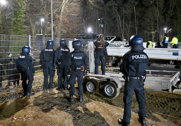 30.11.2024, xfux, Fussball 2.Bundesliga, SV Darmstadt 98 - Preussen Münster, emspor, v.l. Fans bzw. Ultras von Preußen Münster stürmen von den stürmen stuermen nach Spiel von Parkplatz für Gästefans in Richtung des Waldes. Die Polizei kann einen Teil der Fans auf den Parkplatz zurückdrängen. Danach kommt es zu Auseinandersetzung mit der Polizei, welche letztendlich die Fans auf den Parkplatz zurückdrängen kann. Offensichtlich weil ausreichend Polizeikräfte fehlen und aufgrund der Kälte, dürfen die Fans trotz Ausschreitungen ohne Kontrolle die Heimfahrt antreten. Fans, Fan, Fanblock, Stimmung, Schal, Schals, Fahne, Fahnen, Emotion vom SC Preußen Münster Preussen Muenster Gewalt, Randale, Ausschreitungen, Schlaegerrei, Verlezte, Polizei, Fan, Fans, Ultras, Hooligans, BFE, Hunderschaft, Vermummung, Maskierung, Krawall, Fanauschreitungen, Krawalle, Platzsturm, Schlägerei, Security, Sicherheitsdienst (DFL DFB REGULATIONS PROHIBIT ANY USE OF PHOTOGRAPHS as IMAGE SEQUENCES and or QUASI-VIDEO. Eine Lizenzierung des Lichtbildwerkes an und oder durch den SV Darmstadt 1898 e.V. sowie Tochterunternehmen ist nicht gestattet. No release of or sale to SV Darmstadt 1898 e.V.)) Darmstadt