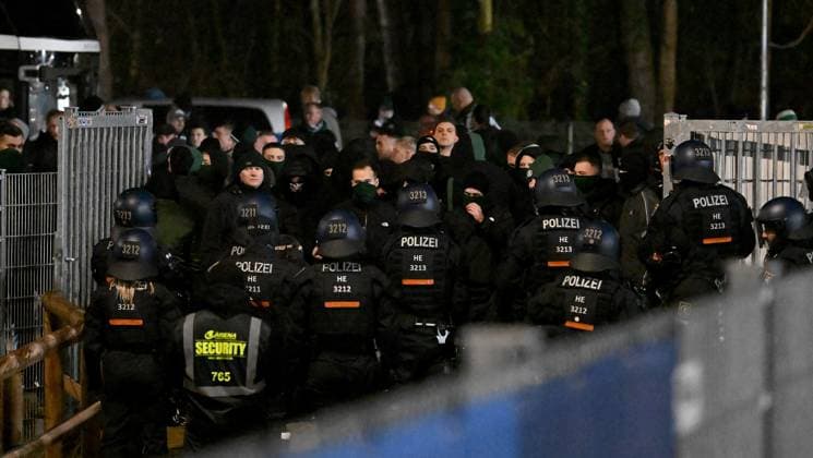 30.11.2024, xfux, Fussball 2.Bundesliga, SV Darmstadt 98 - Preussen Münster, emspor, v.l. Fans bzw. Ultras von Preußen Münster stürmen von den stürmen stuermen nach Spiel von Parkplatz für Gästefans in Richtung des Waldes. Die Polizei kann einen Teil der Fans auf den Parkplatz zurückdrängen. Danach kommt es zu Auseinandersetzung mit der Polizei, welche letztendlich die Fans auf den Parkplatz zurückdrängen kann. Offensichtlich weil ausreichend Polizeikräfte fehlen und aufgrund der Kälte, dürfen die Fans trotz Ausschreitungen ohne Kontrolle die Heimfahrt antreten. Fans, Fan, Fanblock, Stimmung, Schal, Schals, Fahne, Fahnen, Emotion vom SC Preußen Münster Preussen Muenster Gewalt, Randale, Ausschreitungen, Schlaegerrei, Verlezte, Polizei, Fan, Fans, Ultras, Hooligans, BFE, Hunderschaft, Vermummung, Maskierung, Krawall, Fanauschreitungen, Krawalle, Platzsturm, Schlägerei, Security, Sicherheitsdienst (DFL DFB REGULATIONS PROHIBIT ANY USE OF PHOTOGRAPHS as IMAGE SEQUENCES and or QUASI-VIDEO. Eine Lizenzierung des Lichtbildwerkes an und oder durch den SV Darmstadt 1898 e.V. sowie Tochterunternehmen ist nicht gestattet. No release of or sale to SV Darmstadt 1898 e.V.)) Darmstadt