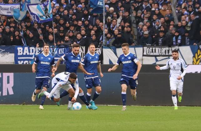 Fußball, 2. BL, Karlsruher SC - Hamburger SV 01.12.2024, xhettx, Fussball 2.Bundesliga, Karlsruher SC - Hamburger SV emspor, v.l. Nicolai Rapp (Karlsruhe SC, 17), William Mikelbrencis (Hamburger SV, 2), Sebastian Jung (Karlsruhe SC, 2), Budu Zivzivadze (Karlsruhe SC, 11) (DFL DFB REGULATIONS PROHIBIT ANY USE OF PHOTOGRAPHS as IMAGE SEQUENCES and or QUASI-VIDEO) Karlsruhe