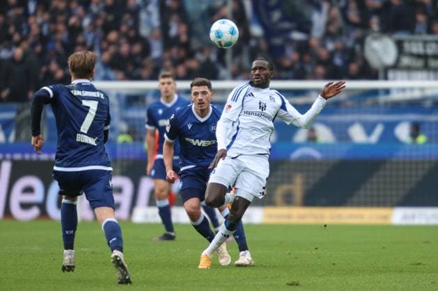 Bakery Jatta (Hamburger SV, 18) im Zweikampf vs. Nicolai Rapp (Karlsruher SC, 17) , Karlsruher SC vs. Hamburger SV, Fussball, 2. Bundesliga, 14. Spieltag, 2024 2025, 01.12.2024, DFL REGULATIONS PROHIBIT ANY USE OF PHOTOGRAPHS AS IMAGE SEQUENCES AND OR QUASI-VIDEO, Karlsruher SC vs. Hamburger SV, Fussball, 2. Bundesliga, 14. Spieltag, 2024 2025, 01.12.2024 Karlsruhe
