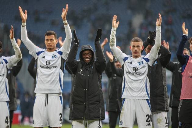Bei den Fans Davie Selke (Hamburger SV, 27) Jean-Luc Dompe (Hamburger SV, 7) Miro Muheim (Hamburger SV, 28) , Karlsruher SC vs. Hamburger SV, Fussball, 2. Bundesliga, 14. Spieltag, 2024 2025, 01.12.2024, DFL REGULATIONS PROHIBIT ANY USE OF PHOTOGRAPHS AS IMAGE SEQUENCES AND OR QUASI-VIDEO, Karlsruher SC vs. Hamburger SV, Fussball, 2. Bundesliga, 14. Spieltag, 2024 2025, 01.12.2024 Karlsruhe