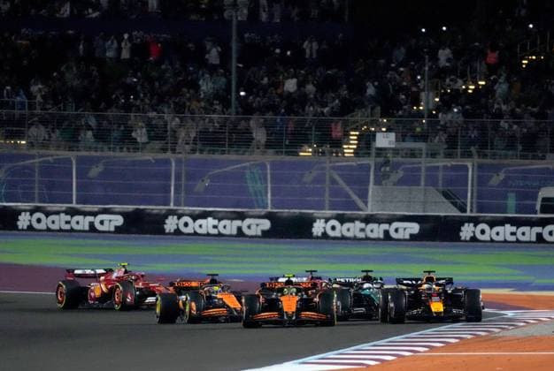 01.12.2024, Losail International Circuit, Doha, Formula 1 Qatar Airways Qatar Grand Prix 2024 ,im Bild Rennstart:, Max Verstappen (NLD), Oracle Red Bull Racing, Lando Norris (GBR), McLaren F1 Team, George Russell (GBR), Mercedes-AMG Petronas Formula One Team, Oscar Piastri (AUS), Charles Leclerc (MCO), Scuderia Ferrari HP, Carlos Sainz Jr. (ESP) (Photo by Hasan Bratic DeFodi Images) Defodi-506_20241201_hbr_0270