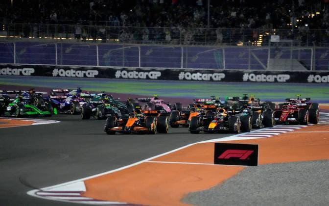 01.12.2024, Losail International Circuit, Doha, Formula 1 Qatar Airways Qatar Grand Prix 2024 ,im Bild Rennstart:, Max Verstappen (NLD), Oracle Red Bull Racing, Lando Norris (GBR), McLaren F1 Team, George Russell (GBR), Mercedes-AMG Petronas Formula One Team, Oscar Piastri (AUS), Charles Leclerc (MCO), Scuderia Ferrari HP, Carlos Sainz Jr. (ESP) (Photo by Hasan Bratic DeFodi Images) Defodi-506_20241201_hbr_0283