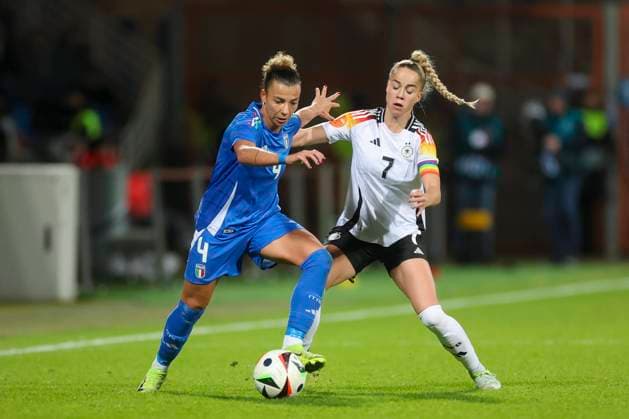 Arianna Caruso (Italy) und Giulia Gwinn (Germany) kaempfen um den Ball, Women s International Friendly, Länderspiel, Nationalmannschaft Germany v Italy, Vonovia Ruhrstadion am 02. December 2024 in Bochum, Deutschland. (Foto von Marco Steinbrenner DeFodi Images) Arianna Caruso (Italy) und Giulia Gwinn (Germany) battle for the ball, Women s International Friendly, Germany v Italy, Vonovia Ruhrstadion, December 2, 2024 in Bochum, Germany. (Photo by Marco Steinbrenner DeFodi Images) Defodi-700_ger_ita_20241202_198