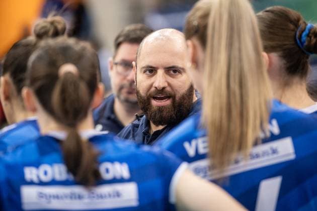 Konstantin Bitter (Allianz MTV Stuttgart, Trainer) Spricht zum Team GER, Allianz MTV Stuttgart vs. USC Muenster, Volleyball Bundesliga, VBL, Spielzeit 2024 2025, 04.12.2024 GER, Allianz MTV Stuttgart vs. USC Muenster, Volleyball Bundesliga, VBL, Spielzeit 2024 2025, 04.12.2024 Stuttgart Copyright: xSandyxDinkelackerx EP_SDR