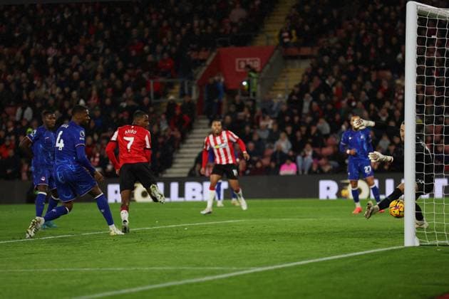 Football - 2024 2025 Premier League - Southampton vs Chelsea - St Mary™s Stadium - Wednesday 4th December 2024 Joe Aribo of Southampton equalises during the Premier League match at St Mary™s Stadium COLORSPORT Shaun Boggust
