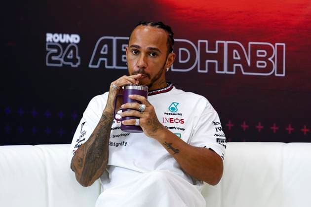 Lewis Hamilton of Great Britain and Mercedes AMG Petronas F1 Team gestikuliert, Gestik, Previews, F1 Grand Prix of Abu Dhabi, Yas Marina Circuit am 05. December 2024 in Abu Dhabi, United Arab Emirates. (Foto von Diogo Cardoso DeFodi Images) Lewis Hamilton of Great Britain and Mercedes AMG Petronas F1 Team gestures during the press conference, PK, Pressekonferenz Previews, F1 Grand Prix of Abu Dhabi, Yas Marina Circuit on December 5, 2024 in Abu Dhabi, United Arab Emirates. (Photo by Diogo Cardoso DeFodi Images) Defodi-645_f1abu20241205_014