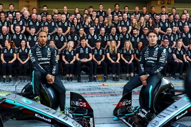 Lewis Hamilton of Great Britain and Mercedes AMG Petronas F1 Team and George Russell of Great Britain and Mercedes AMG Petronas F1 Team gestikuliert, Gestik, Previews, F1 Grand Prix of Abu Dhabi, Yas Marina Circuit am 05. December 2024 in Abu Dhabi, United Arab Emirates. (Foto von Diogo Cardoso DeFodi Images) Lewis Hamilton of Great Britain and Mercedes AMG Petronas F1 Team and George Russell of Great Britain and Mercedes AMG Petronas F1 Team pose for the end of the season team photo, Previews, F1 Grand Prix of Abu Dhabi, Yas Marina Circuit on December 5, 2024 in Abu Dhabi, United Arab Emirates. (Photo by Diogo Cardoso DeFodi Images) Defodi-645_f1abu20241205_028