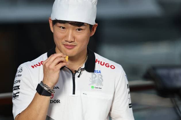 Yuki Tsunoda of Japan and Visa Cash App RB gestikuliert, Gestik, Previews, F1 Grand Prix of Abu Dhabi, Yas Marina Circuit am 05. December 2024 in Abu Dhabi, United Arab Emirates. (Foto von Diogo Cardoso DeFodi Images) Yuki Tsunoda of Japan and Visa Cash App RB gestures during special cooking feature, Previews, F1 Grand Prix of Abu Dhabi, Yas Marina Circuit on December 5, 2024 in Abu Dhabi, United Arab Emirates. (Photo by Diogo Cardoso DeFodi Images) Defodi-645_f1abu20241205_047