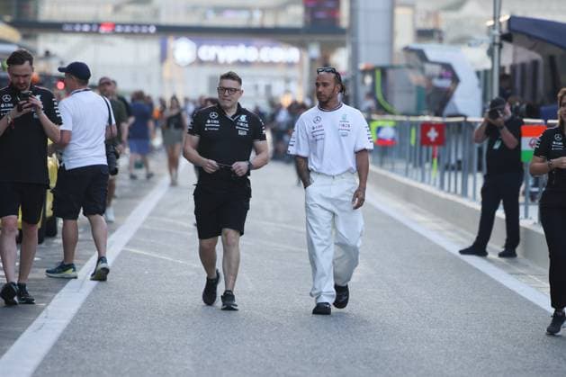 Lewis Hamilton (Mercedes AMG Petronas Formula One Team, 44), Peter Bonnington, ARE, Formel 1 Weltmeisterschaft, Abu Dhabi Grand Prix, Yas Marina Circuit, Media Day, 05.12.2024 ARE, Formel 1 Weltmeisterschaft, Abu Dhabi Grand Prix, Vereinigte Arabische Emirate, Yas Marina Circuit, 05.12.2024 Abu Dhabi Copyright: xEibner-Pressefoto AnnikaxGrafx EP_AGF