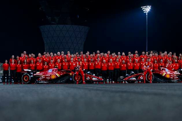 Charles Leclerc of Monaco and Ferrari, Carlos Sainz of Spain and Ferrari, Frederic Vasseur, Team Principal of Ferrari, and the rest of the Ferrari Team pose fur das Saisonabschlussfoto, Previews, F1 Grand Prix of Abu Dhabi, Yas Marina Circuit am 05. December 2024 in Abu Dhabi, United Arab Emirates. (Foto von Diogo Cardoso DeFodi Images) Charles Leclerc of Monaco and Ferrari, Carlos Sainz of Spain and Ferrari, Frederic Vasseur, Team Principal of Ferrari, and the rest of the Ferrari Team pose for the end of the season photo, Previews, F1 Grand Prix of Abu Dhabi, Yas Marina Circuit on December 5, 2024 in Abu Dhabi, United Arab Emirates. (Photo by Diogo Cardoso DeFodi Images) Defodi-IQ9A6048