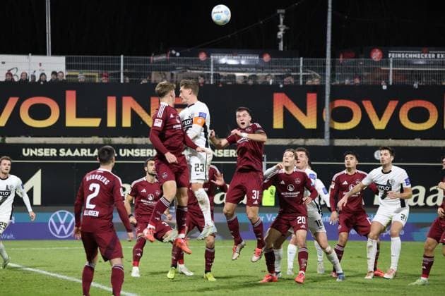 06.12.2024, Fussball, Herren, 2. Bundesliga, Saison 2024 2025, SV 07 Elversberg - 1. FC Nürnberg, Carlo Sickinger (SV 07 Elversberg), Maximilian Rohr (SV 07 Elversberg), Oliver Villadsen (1. FC Nuernberg) , Robin Knoche (1. FC Nuernberg), Caspar Jander (1. FC Nuernberg) Elversberg Ursapharm-Arena an der Kaiserlinde Saarland Deutschland (DE)