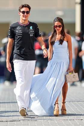 George Russell of Great Britain and Mercedes AMG Petronas F1 Team with Girlfriend Carmen Montero Mundt gestikuliert, Gestik, Qualifying, F1 Grand Prix of Abu Dhabi, Yas Marina Circuit am 07. December 2024 in Abu Dhabi, United Arab Emirates. (Foto von Diogo Cardoso DeFodi Images) George Russell of Great Britain and Mercedes AMG Petronas F1 Team with Girlfriend Carmen Montero Mundt gesture arriving in the paddock, Qualifying, F1 Grand Prix of Abu Dhabi, Yas Marina Circuit on December 7, 2024 in Abu Dhabi, United Arab Emirates. (Photo by Diogo Cardoso DeFodi Images) Defodi-645_f1abu20241207_018