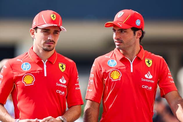 Charles Leclerc of Monaco and Ferrari and Carlos Sainz of Spain and Ferrari gestikuliert, Gestik, Qualifying, F1 Grand Prix of Abu Dhabi, Yas Marina Circuit am 07. December 2024 in Abu Dhabi, United Arab Emirates. (Foto von Diogo Cardoso DeFodi Images) Charles Leclerc of Monaco and Ferrari and Carlos Sainz of Spain and Ferrari gesture arriving in the paddock, Qualifying, F1 Grand Prix of Abu Dhabi, Yas Marina Circuit on December 7, 2024 in Abu Dhabi, United Arab Emirates. (Photo by Diogo Cardoso DeFodi Images) Defodi-645_f1abu20241207_034
