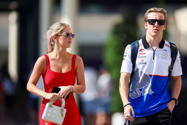 Liam Lawson of New Zealand and Visa Cash App RB with Girlfriend Hannah St. John gestikuliert, Gestik, Qualifying, F1 Grand Prix of Abu Dhabi, Yas Marina Circuit am 07. December 2024 in Abu Dhabi, United Arab Emirates. (Foto von Diogo Cardoso DeFodi Images) Liam Lawson of New Zealand and Visa Cash App RB with Girlfriend Hannah St. John gesture arriving in the paddock, Qualifying, F1 Grand Prix of Abu Dhabi, Yas Marina Circuit on December 7, 2024 in Abu Dhabi, United Arab Emirates. (Photo by Diogo Cardoso DeFodi Images) Defodi-645_f1abu20241207_063