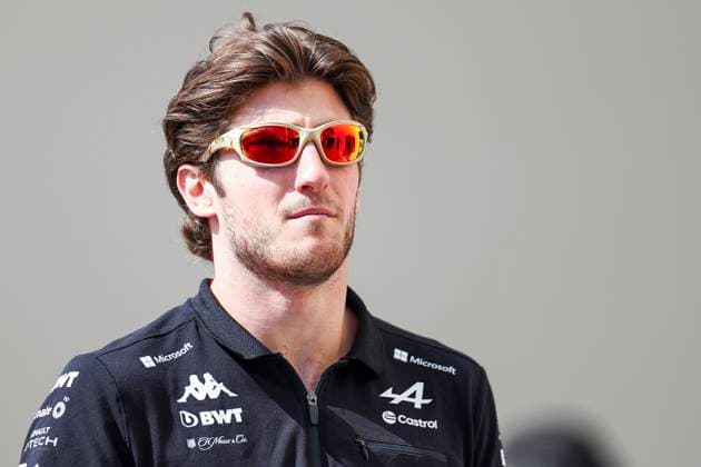 Jack Doohan of Australia and Alpine gestikuliert, Gestik, Qualifying, F1 Grand Prix of Abu Dhabi, Yas Marina Circuit am 07. December 2024 in Abu Dhabi, United Arab Emirates. (Foto von Diogo Cardoso DeFodi Images) Jack Doohan of Australia and Alpine gestures arriving in the paddock, Qualifying, F1 Grand Prix of Abu Dhabi, Yas Marina Circuit on December 7, 2024 in Abu Dhabi, United Arab Emirates. (Photo by Diogo Cardoso DeFodi Images) Defodi-645_f1abu20241207_065