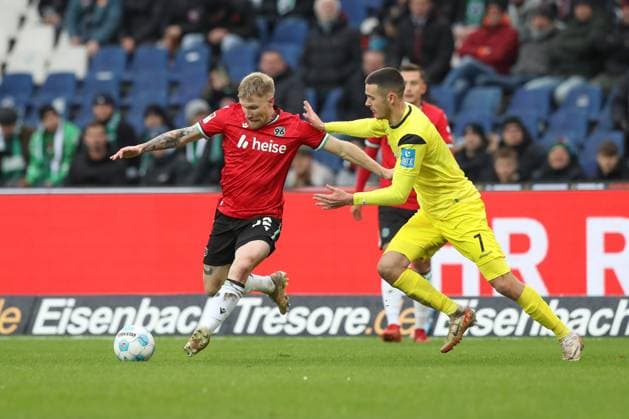 07.12.2024, xtgx, Fussball 2. Bundesliga, Hannover 96 - SSV Ulm 1846 emspor, v.l. Andreas Voglsammer (Hannover, 32), Bastian Allgeier (Ulm, 7) Zweikampf, Duell, Kampf, tackle (DFL DFB REGULATIONS PROHIBIT ANY USE OF PHOTOGRAPHS as IMAGE SEQUENCES and or QUASI-VIDEO) Hannover
