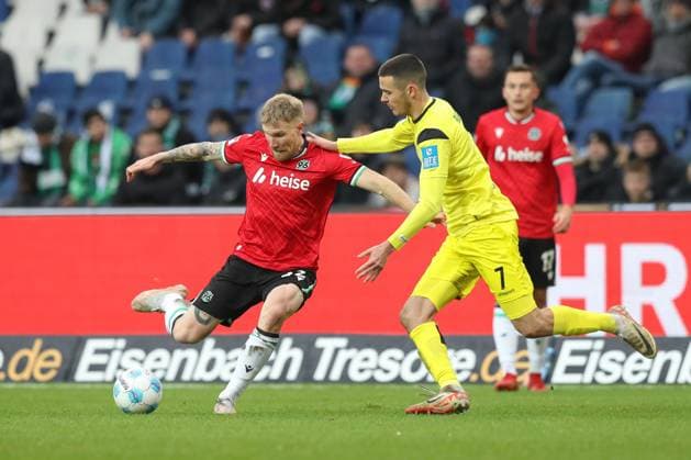 07.12.2024, xtgx, Fussball 2. Bundesliga, Hannover 96 - SSV Ulm 1846 emspor, v.l. Andreas Voglsammer (Hannover, 32), Bastian Allgeier (Ulm, 7) Zweikampf, Duell, Kampf, tackle (DFL DFB REGULATIONS PROHIBIT ANY USE OF PHOTOGRAPHS as IMAGE SEQUENCES and or QUASI-VIDEO) Hannover