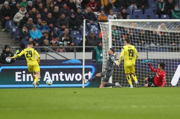 07.12.2024, xtgx, Fussball 2. Bundesliga, Hannover 96 - SSV Ulm 1846 emspor, v.l. Semir Telalovic (Ulm, 29) schiesst Tor, schießt, Torschuetze, erzielt Tor, Treffer, scores the goal 0:1 (DFL DFB REGULATIONS PROHIBIT ANY USE OF PHOTOGRAPHS as IMAGE SEQUENCES and or QUASI-VIDEO) Hannover