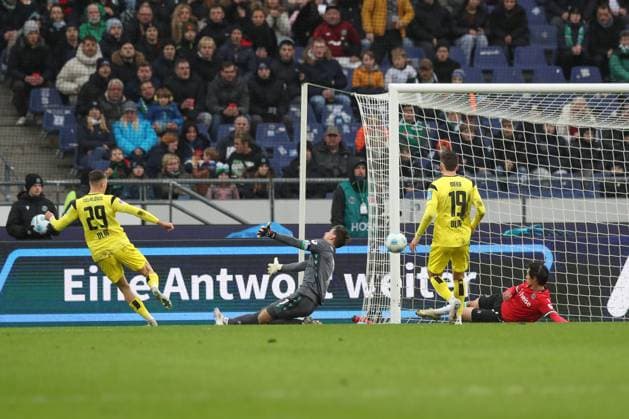Sport Bilder des Tages 07.12.2024, xtgx, Fussball 2. Bundesliga, Hannover 96 - SSV Ulm 1846 emspor, v.l. Semir Telalovic (Ulm, 29) schiesst Tor, schießt, Torschuetze, erzielt Tor, Treffer, scores the goal 0:1 (DFL DFB REGULATIONS PROHIBIT ANY USE OF PHOTOGRAPHS as IMAGE SEQUENCES and or QUASI-VIDEO) Hannover