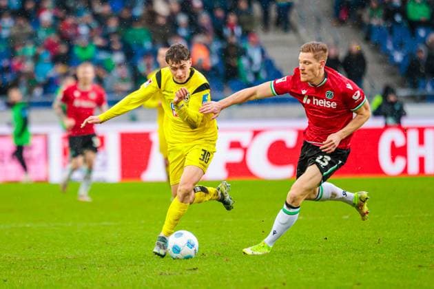 v.l. Maurice Krattenmacher (SSV Ulm 1846, 30), Marcel Halstenberg (Hannover 96, 23) GER, Hannover 96 vs. SSV Ulm 1846, Fussball, 2. Bundesliga, 15. Spieltag, Spielzeit 2024 2025, 07.12.2024 DFL Regulations prohibit any use of photographers as image sequences and or quasi-video. GER, Hannover 96 vs. SSV Ulm 1846, Fussball, 2. Bundesliga, 15. Spieltag, Spielzeit 2024 2025, 07.12.2024 Hannover