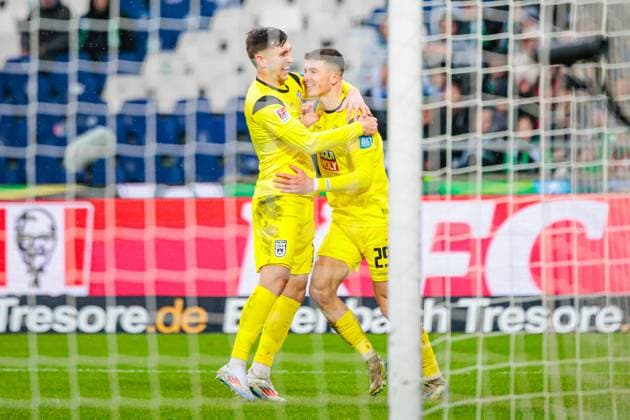 Sport Bilder des Tages v.l. Jonathan Meier (SSV Ulm 1846, 19), Semir Telalovic (SSV Ulm 1846, 29) jubelt nach Tor zum 0:2 durch Semir Telalovic (SSV Ulm 1846, 29) GER, Hannover 96 vs. SSV Ulm 1846, Fussball, 2. Bundesliga, 15. Spieltag, Spielzeit 2024 2025, 07.12.2024 DFL Regulations prohibit any use of photographers as image sequences and or quasi-video. GER, Hannover 96 vs. SSV Ulm 1846, Fussball, 2. Bundesliga, 15. Spieltag, Spielzeit 2024 2025, 07.12.2024 Hannover