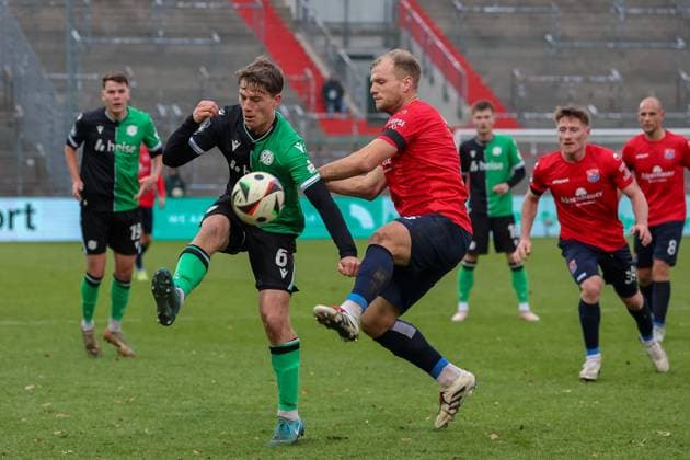 Zweikampf zwischen Sean Busch (Hannover 96 II, 09) und Johannes Geis (SpVgg Unterhaching, 05), GER, SpVgg Unterhaching vs. Hannover 96 II, Fussball, 3. Liga, 17. Spieltag, Saison 2024 2025, 07.12.2024, DFL REGULATIONS PROHIBIT ANY USE OF PHOTOGRAPHS AS IMAGE SEQUENCES, GER, SpVgg Unterhaching vs. Hannover 96 II, Fussball, 3. Liga, 17. Spieltag, Saison 2024 2025, 07.12.2024 Unterhaching