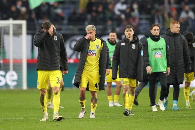 07.12.2024, xtgx, Fussball 2. Bundesliga, Hannover 96 - SSV Ulm 1846 emspor, v.l. Ulm um Felix Higl (Ulm, 33) und Niklas Castelle (Ulm, 44) enttaeuscht, enttäuscht, schaut enttaeuscht, niedergeschlagen, disappointed (DFL DFB REGULATIONS PROHIBIT ANY USE OF PHOTOGRAPHS as IMAGE SEQUENCES and or QUASI-VIDEO) Hannover