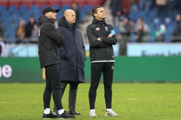 07.12.2024, xtgx, Fussball 2. Bundesliga, Hannover 96 - SSV Ulm 1846 emspor, v.l. Markus Thiele (Ulm, Geschaeftsfuehrer), Thomas Woerle (Wörle, Ulm, Trainer) enttaeuscht, enttäuscht, schaut enttaeuscht, niedergeschlagen, disappointed (DFL DFB REGULATIONS PROHIBIT ANY USE OF PHOTOGRAPHS as IMAGE SEQUENCES and or QUASI-VIDEO) Hannover