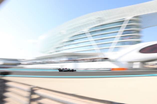 Lewis Hamilton (Mercedes AMG Petronas Formula One Team, 44), FP3, Freies Training 3, Free Practice 3, ARE, Formel 1 Weltmeisterschaft, Abu Dhabi Grand Prix, Yas Marina Circuit, 07.12.2024 ARE, Formel 1 Weltmeisterschaft, Abu Dhabi Grand Prix, Vereinigte Arabische Emirate, Yas Marina Circuit, 07.12.2024 Abu Dhabi Copyright: xEibner-Pressefoto AnnikaxGrafx EP_AGF
