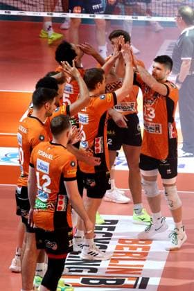 DEU, DVV, 1.VBL, BR Volleys vs. Lueneburg, 07.12.2024, Max-Schmeling-Halle, Berlin, DEU, DVV, 1.VBL, BR Volleys vs. Lueneburg, im Bild BR Volleys-Spielerkreis, Ruben Schott (BR Volleys 13) Foto: Juergen Engler nordphoto GmbH