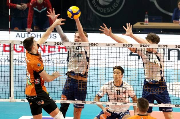 DEU, DVV, 1.VBL, BR Volleys vs. Lueneburg, 07.12.2024, Max-Schmeling-Halle, Berlin, DEU, DVV, 1.VBL, BR Volleys vs. Lueneburg, im Bild Moritz Reichert (BR Volleys 15), Michael Wright (Lueneburg 3) Foto: Juergen Engler nordphoto GmbH