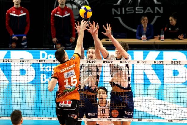DEU, DVV, 1.VBL, BR Volleys vs. Lueneburg, 07.12.2024, Max-Schmeling-Halle, Berlin, DEU, DVV, 1.VBL, BR Volleys vs. Lueneburg, im Bild Moritz Reichert (BR Volleys 15), Michael Wright (Lueneburg 3), Joscha Kunstmann (Lueneburg 7) Foto: Juergen Engler nordphoto GmbH