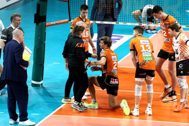 DEU, DVV, 1.VBL, BR Volleys vs. Lueneburg, 07.12.2024, Max-Schmeling-Halle, Berlin, DEU, DVV, 1.VBL, BR Volleys vs. Lueneburg, im Bild Matthew Knigge (BR Volleys 2), verletzt Foto: Juergen Engler nordphoto GmbH