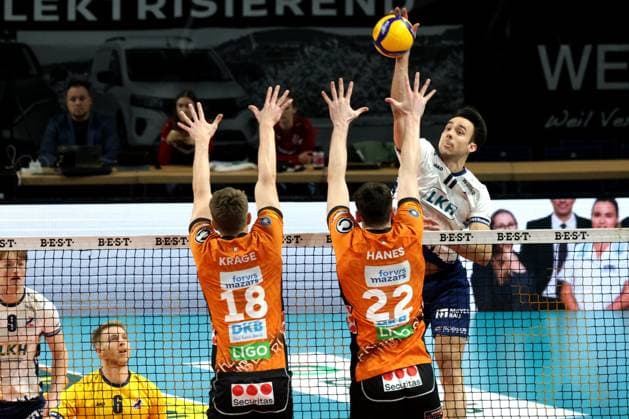 DEU, DVV, 1.VBL, BR Volleys vs. Lueneburg, 07.12.2024, Max-Schmeling-Halle, Berlin, DEU, DVV, 1.VBL, BR Volleys vs. Lueneburg, im Bild Florian Krage (BR Volleys 18), Jake Hanes (BR Volleys 22), Xander Ketrzynski (Lueneburg 11) Foto: Juergen Engler nordphoto GmbH