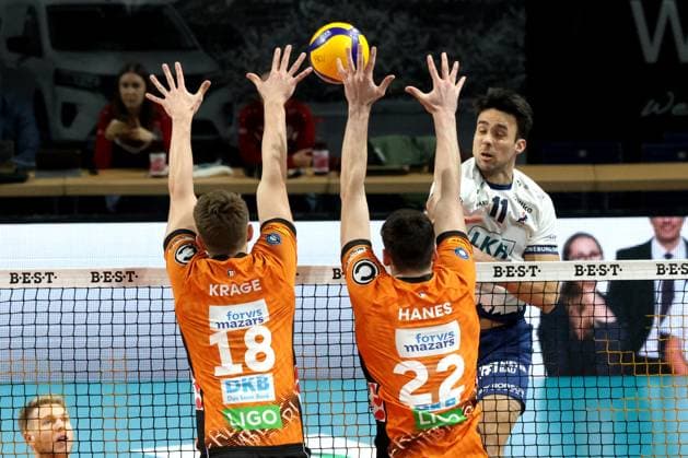 DEU, DVV, 1.VBL, BR Volleys vs. Lueneburg, 07.12.2024, Max-Schmeling-Halle, Berlin, DEU, DVV, 1.VBL, BR Volleys vs. Lueneburg, im Bild Florian Krage (BR Volleys 18), Jake Hanes (BR Volleys 22), Xander Ketrzynski (Lueneburg 11) Foto: Juergen Engler nordphoto GmbH
