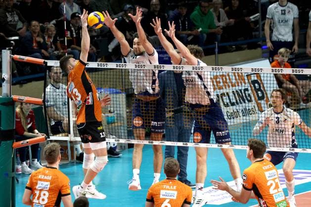 DEU, DVV, 1.VBL, BR Volleys vs. Lueneburg, 07.12.2024, Max-Schmeling-Halle, Berlin, DEU, DVV, 1.VBL, BR Volleys vs. Lueneburg, im Bild Ruben Schott (BR Volleys 13), Xander Ketrzynski (Lueneburg 11), Joscha Kunstmann (Lueneburg 7) Foto: Juergen Engler nordphoto GmbH