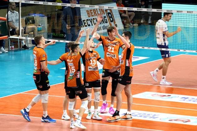 DEU, DVV, 1.VBL, BR Volleys vs. Lueneburg, 07.12.2024, Max-Schmeling-Halle, Berlin, DEU, DVV, 1.VBL, BR Volleys vs. Lueneburg, im Bild BR Volleys-Spielerkreis Foto: Juergen Engler nordphoto GmbH