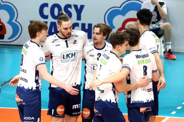 DEU, DVV, 1.VBL, BR Volleys vs. Lueneburg, 07.12.2024, Max-Schmeling-Halle, Berlin, DEU, DVV, 1.VBL, BR Volleys vs. Lueneburg, im Bild Lueneburger-Spielerkreis Foto: Juergen Engler nordphoto GmbH