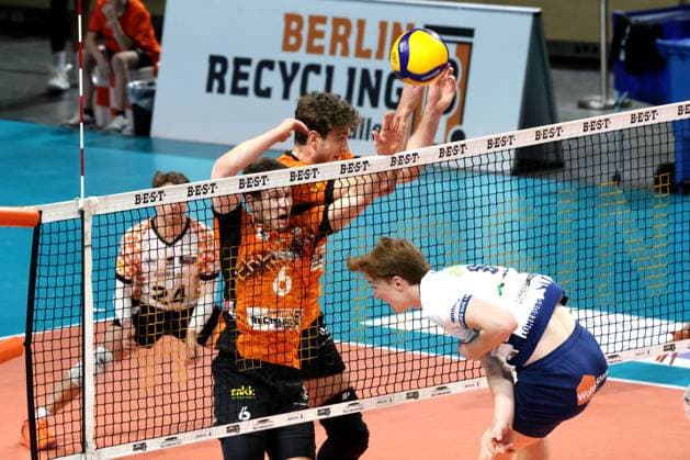 DEU, DVV, 1.VBL, BR Volleys vs. Lueneburg, 07.12.2024, Max-Schmeling-Halle, Berlin, DEU, DVV, 1.VBL, BR Volleys vs. Lueneburg, im Bild Johannes Tille (BR Volleys 6), Tobias Krick (BR Volleys 21), Oskar Espeland (Lueneburg 9) Foto: Juergen Engler nordphoto GmbH