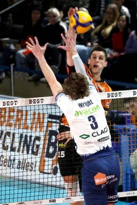 DEU, DVV, 1.VBL, BR Volleys vs. Lueneburg, 07.12.2024, Max-Schmeling-Halle, Berlin, DEU, DVV, 1.VBL, BR Volleys vs. Lueneburg, im Bild Moritz Reichert (BR Volleys 15), Michael Wright (Lueneburg 3) Foto: Juergen Engler nordphoto GmbH