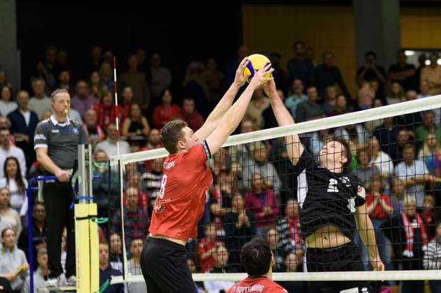 Kampf ueber dem Netz, Niklas Lichtenauer (TV Rottenburg, 08) und Tobias Thiel (TuS Kriftel, 02) TV Rottenburg vs. TuS Kriftel, Volleyball, 2. Bundesliga Sued, 10. Spieltag, Saison 2024 2025, 07.12.2024, TV Rottenburg vs. TuS Kriftel, Volleyball, 2. Bundesliga Sued, 10. Spieltag, Saison 2024 2025, 07.12.2024 Rottenburg Copyright: xEibner-Pressefoto RalphxKunzex EP_RKE