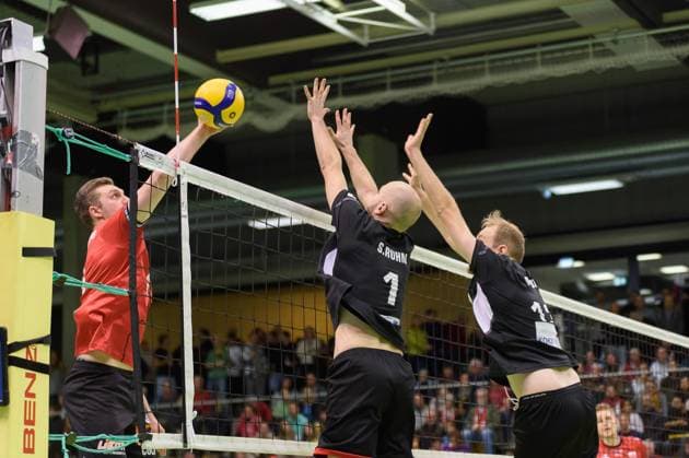 Niklas Lichtenauer (TV Rottenburg, 08) legt den Ball am Block aus Sebastian Ruhm (TuS Kriftel, 01) und Florian Bonadt (TuS Kriftel, 13) vorbei TV Rottenburg vs. TuS Kriftel, Volleyball, 2. Bundesliga Sued, 10. Spieltag, Saison 2024 2025, 07.12.2024, TV Rottenburg vs. TuS Kriftel, Volleyball, 2. Bundesliga Sued, 10. Spieltag, Saison 2024 2025, 07.12.2024 Rottenburg Copyright: xEibner-Pressefoto RalphxKunzex EP_RKE