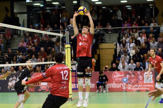 Aurel Sprenger (TV Rottenburg, 17) stellt, im Vordergrund Yannick Menke (TV Rottenburg, 12), rechts hinten Niklas Lichtenauer (TV Rottenburg, 08) TV Rottenburg vs. TuS Kriftel, Volleyball, 2. Bundesliga Sued, 10. Spieltag, Saison 2024 2025, 07.12.2024, TV Rottenburg vs. TuS Kriftel, Volleyball, 2. Bundesliga Sued, 10. Spieltag, Saison 2024 2025, 07.12.2024 Rottenburg Copyright: xEibner-Pressefoto RalphxKunzex EP_RKE