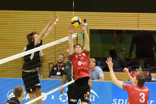 Aurel Sprenger (TV Rottenburg, 17) stellt den Ball fuer Jan Huber (TV Rottenburg, 03), links Thoralf Schmelzer (TuS Kriftel, 05) TV Rottenburg vs. TuS Kriftel, Volleyball, 2. Bundesliga Sued, 10. Spieltag, Saison 2024 2025, 07.12.2024, TV Rottenburg vs. TuS Kriftel, Volleyball, 2. Bundesliga Sued, 10. Spieltag, Saison 2024 2025, 07.12.2024 Rottenburg Copyright: xEibner-Pressefoto RalphxKunzex EP_RKE