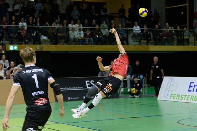 Rettungsversuch von David Dornauf (TV Rottenburg, 05)Constantin Hanenberg (SG SSC Tuebingen TV Rottenburg 3, TV Rottenburg vs. TuS Kriftel, Volleyball, 2. Bundesliga Sued, 10. Spieltag, Saison 2024 2025, 07.12.2024, TV Rottenburg vs. TuS Kriftel, Volleyball, 2. Bundesliga Sued, 10. Spieltag, Saison 2024 2025, 07.12.2024 Rottenburg Copyright: xEibner-Pressefoto RalphxKunzex EP_RKE